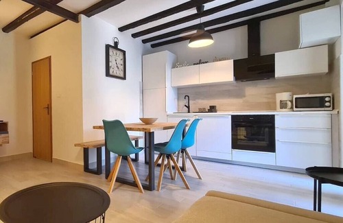 Bale House | Vacation home with pool in medieval village Bale