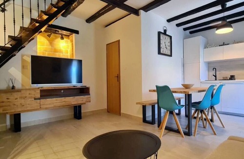 Bale House | Vacation home with pool in medieval village Bale