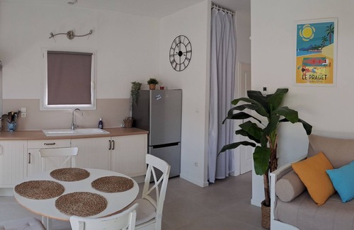 Le Pradet House | Vacation home with separate garden. 500 metres from the beach, in a quiet location