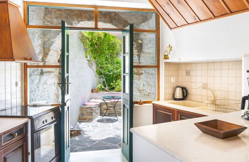 Filoti House | Vacation Home "Zeus House" with Mountain View, 2 Private Terraces & Wi-Fi