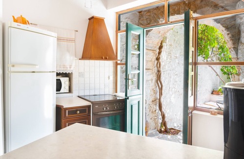 Filoti House | Vacation Home "Zeus House" with Mountain View, 2 Private Terraces & Wi-Fi