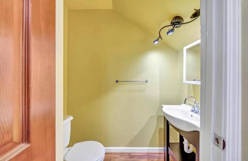 Navarre House | Vacation House, 2 Miles to Beach, Smart TVs, Grill