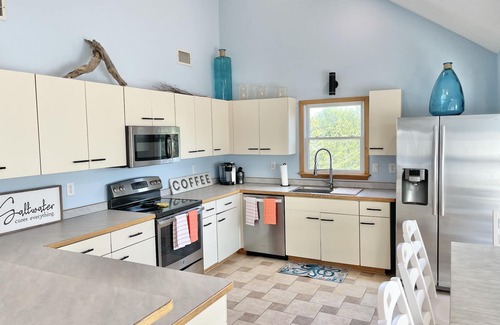Duck House | Vacation in Duck- Sleeps 14! 5 Min Walk to beach & town. 3 Community Pools!