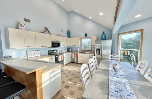 Duck House | Vacation in Duck- Sleeps 14! 5 Min Walk to beach & town. 3 Community Pools!