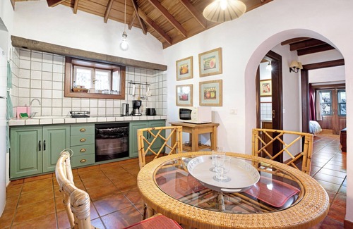 Las Indias House | Vacation Rental 'Casa Rural La Caldera' with Sea View, Pool & Wi-Fi