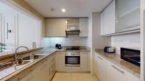 Downtown Dubai Apartment | Vacationer I Select 1 Bedroom I Burj Khalifa View I Free Parking, Pool, Gym & Wi-Fi