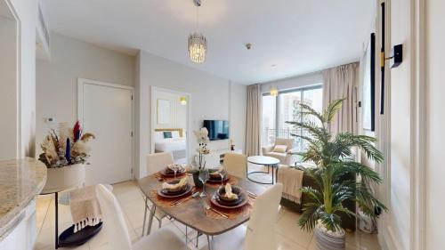 Downtown Dubai Apartment | Vacationer I Select 1 Bedroom I Burj Khalifa View I Free Parking, Pool, Gym & Wi-Fi