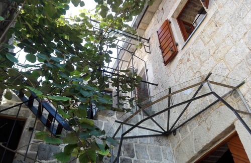 Klinci Villa | Vacations in a traditional stone house in Luśtica with garden in a quiet location