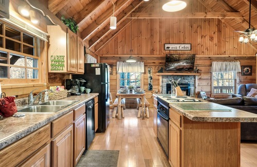 Gatlinburg - Pigeon Forge Cabin | Vacay Get Away! Mountain View! Hot Tub! Log Cabin! Conveniently Located.