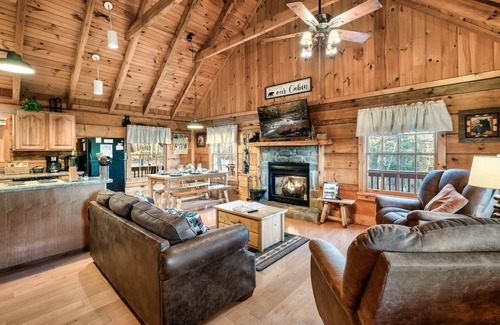 Gatlinburg - Pigeon Forge Cabin | Vacay Get Away! Mountain View! Hot Tub! Log Cabin! Conveniently Located.