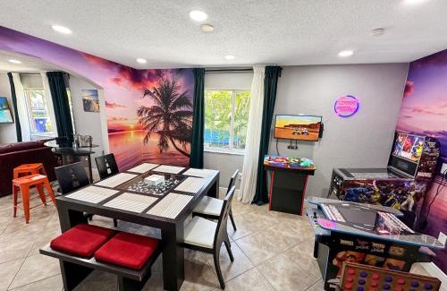 Coral Way House | Vacay Spot Happy Escape 15 Min Beach Massage Shower Prime LOC! 6 blocks away from Bars, Nite Clubs, Res, Shops