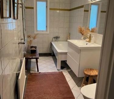 Bastad House | Vackra rum i fin Båstad villa nedanför Italienska vägen med trädgård och nära hav