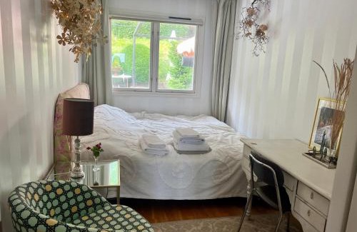 Bastad House | Vackra rum i fin Båstad villa nedanför Italienska vägen med trädgård och nära hav