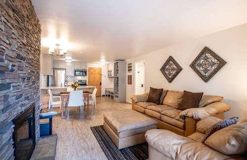 Vail Condo | Vail luxury escape- private hot tub on 2 free bus lines.Walk 2village and lifts!