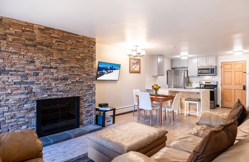 Vail Condo | Vail luxury escape- private hot tub on 2 free bus lines.Walk 2village and lifts!