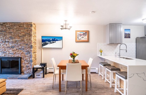 Vail Condo | Vail luxury escape- private hot tub on 2 free bus lines.Walk 2village and lifts!