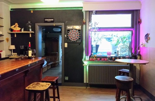 Mol House | Vakantiewoning in Mol centrum met eigen bar "CasaCuriosa"