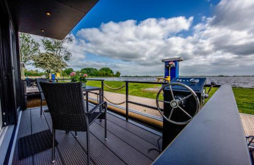 Offingawier Boat Rental | Vakantiewoonboot De Waterparel