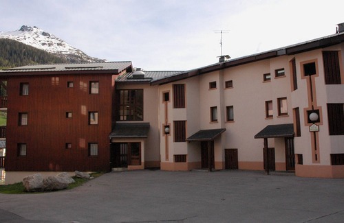 Lanslevillard Apartment | Val Cenis Le Haut: Cozy Studio for 3 near Slopes & Amenities, Ski Locker Included