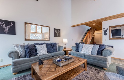 Mammoth Lakes Condo | Val D'lsere #21 One Bedroom + Loft /2 bath, Sleeps 6, Steps to Village Gondola!
