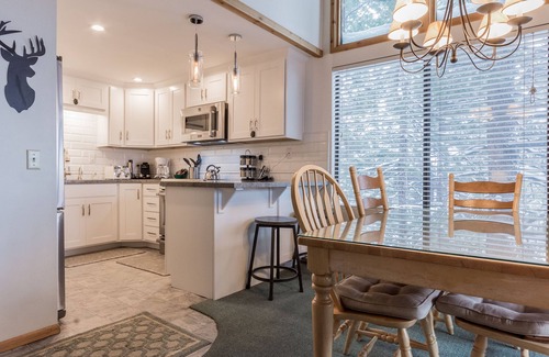 Mammoth Lakes Condo | Val D'lsere #21 One Bedroom + Loft /2 bath, Sleeps 6, Steps to Village Gondola!
