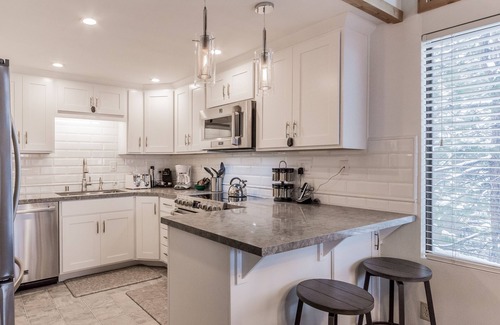 Mammoth Lakes Condo | Val D'lsere #21 One Bedroom + Loft /2 bath, Sleeps 6, Steps to Village Gondola!