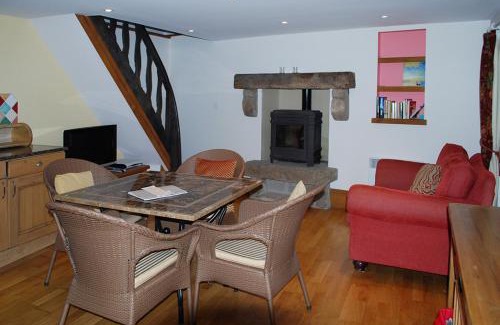 Lehon House | Val Rive - Rose Cottage