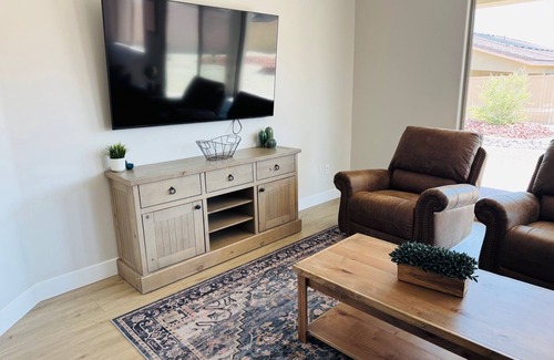 Mesquite House | Val Vista Hideaway |12 minutes to Sports Complex + $500 in complimentary activities!