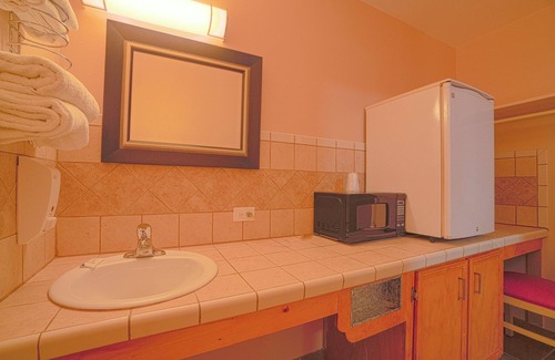 Weslaco Hotel | Vali Ho Motel By OYO Weslaco Mercedes