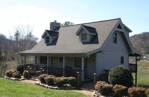 Wears Valley Cabin | Valley Breeze -- Log Cabin Located in Smoky Mountains