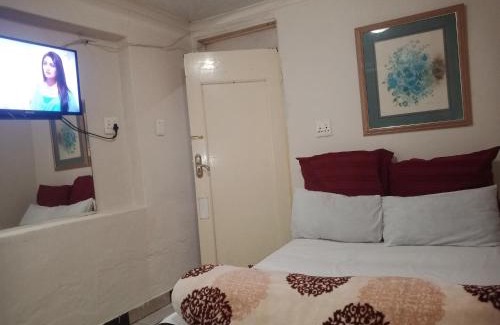 Bezuidenhout Valley Cabin | Valley Center Guest lodge