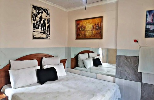 Bezuidenhout Valley House | Valley Center Guest House
