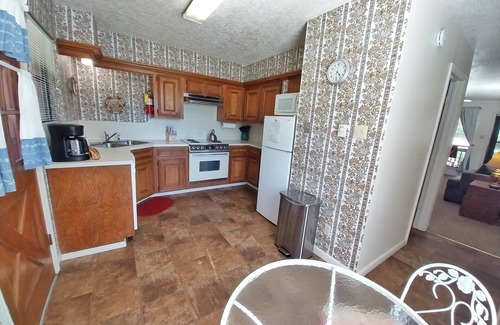 Red River House | Valley Condo 101 - Creekside - End Unit - Wi-Fi - Hot Tub - Fireplace - Washer/D