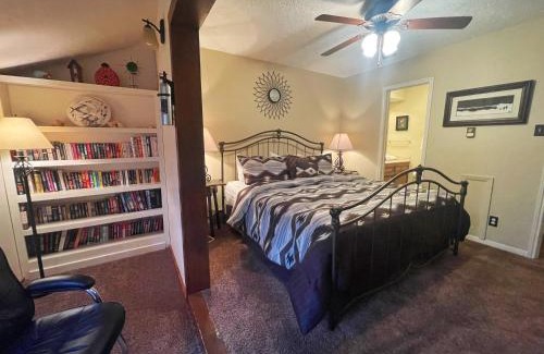 Red River House | Valley Condo 116 - Creekside - WiFi - Hot Tub - Fireplace - Washer - Dryer - Playground