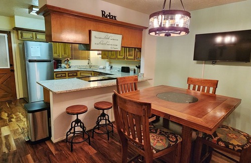 Red River House | Valley Condo 117 - Creekside - Wi-Fi - Hot Tub - Fireplace - Washer/Dryer - Pla