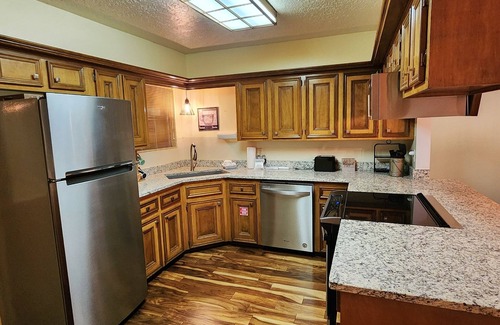 Red River House | Valley Condo 117 - Creekside - Wi-Fi - Hot Tub - Fireplace - Washer/Dryer - Pla