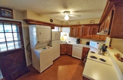 Red River House | Valley Condo 124 - Creekside - Wi-Fi - Hot Tub - Fireplace - Washer/Dryer - Gril