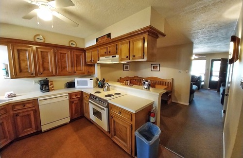 Red River House | Valley Condo 124 - Creekside - Wi-Fi - Hot Tub - Fireplace - Washer/Dryer - Gril