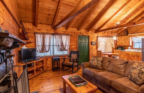Ponca Condo | Valley Dream Cabin - A Romantic Couples Cabin w/Jacuzzi