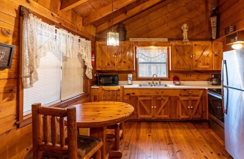 Ponca Condo | Valley Dream Cabin - A Romantic Couples Cabin w/Jacuzzi