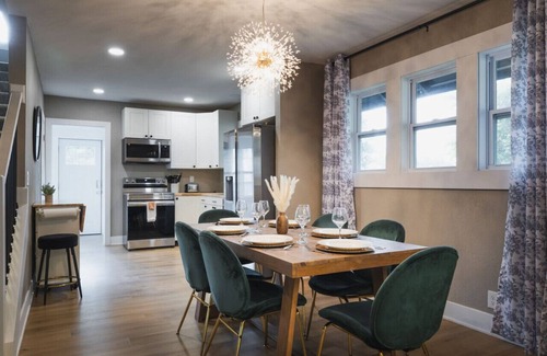 West Des Moines House | Valley Junction Gem W/Games and Outdoor space