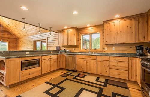 McHenry House | Valley Lodge | Stunning Log Home, On Golf Course!