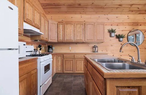 Coon Valley Cabin | Valley Lodge w/Hot Tub & Arcade.