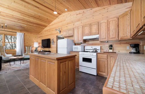 Coon Valley Cabin | Valley Lodge w/Hot Tub & Arcade.