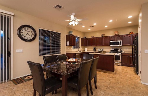Mesa House | Valley of the Sun 5 BR by Casago