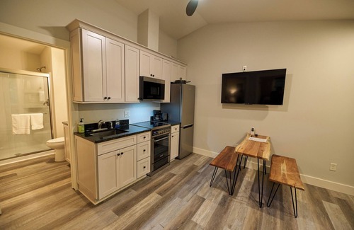 Cuyahoga Falls Cabin | Valley Overlook - Cozy 2BR Cabin near Blossom Music Center -nPeninsula, Ohio