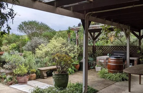 Rothbury Cottage | Valley View Cottage & Acres Hunter Valley Wine Region