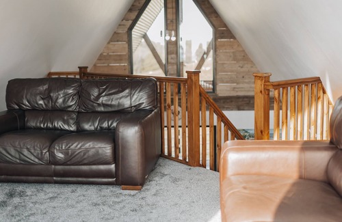 Llandysul Cottage | Valley View Hideaway - a cabin that sleeps 4 guests in 2 bedrooms