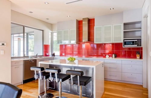 Yallingup House | Valley Views Elevated Hilltop Escape near Beaches
