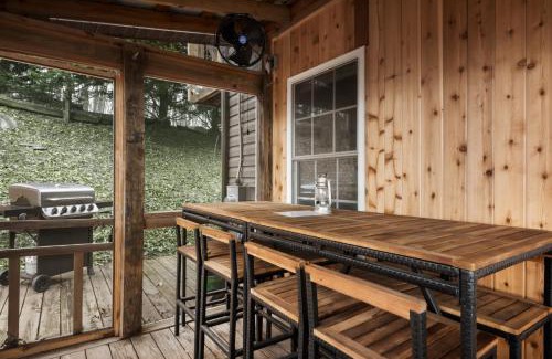 Sleepy Hollow Ski Chalet | Valley Views Hot Tub Deck Screened Porch & WiFi